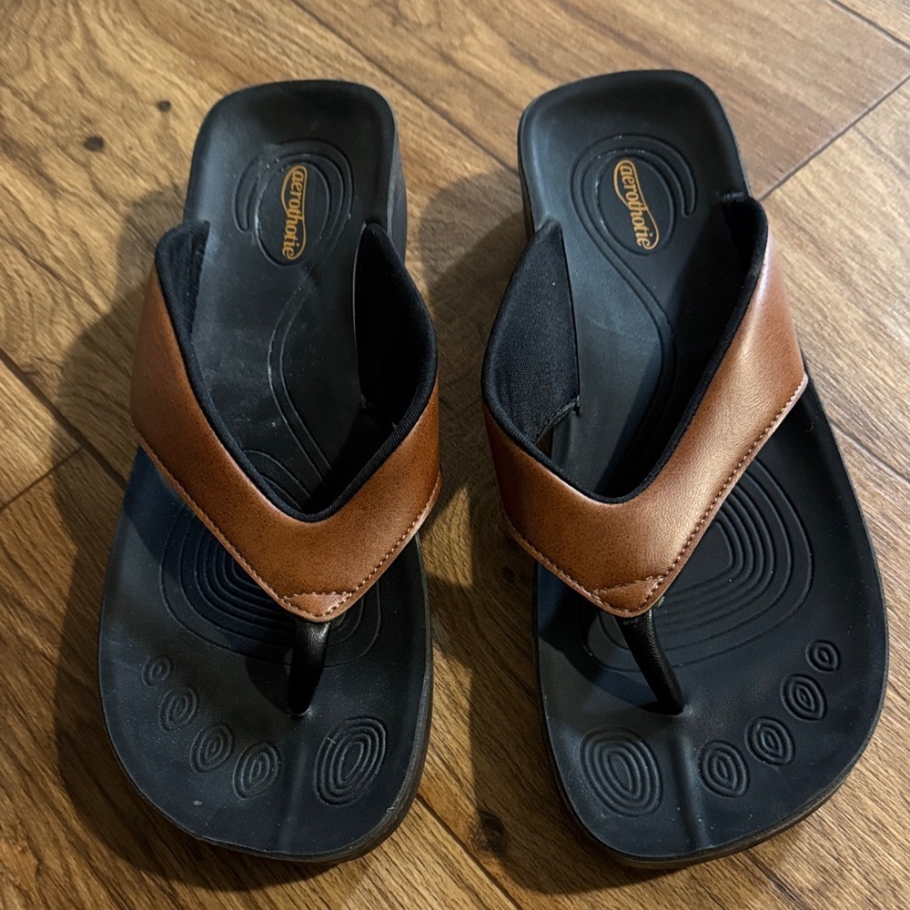Aetrex Men's Black Footbed Brown Leather-Style Thong Sandals